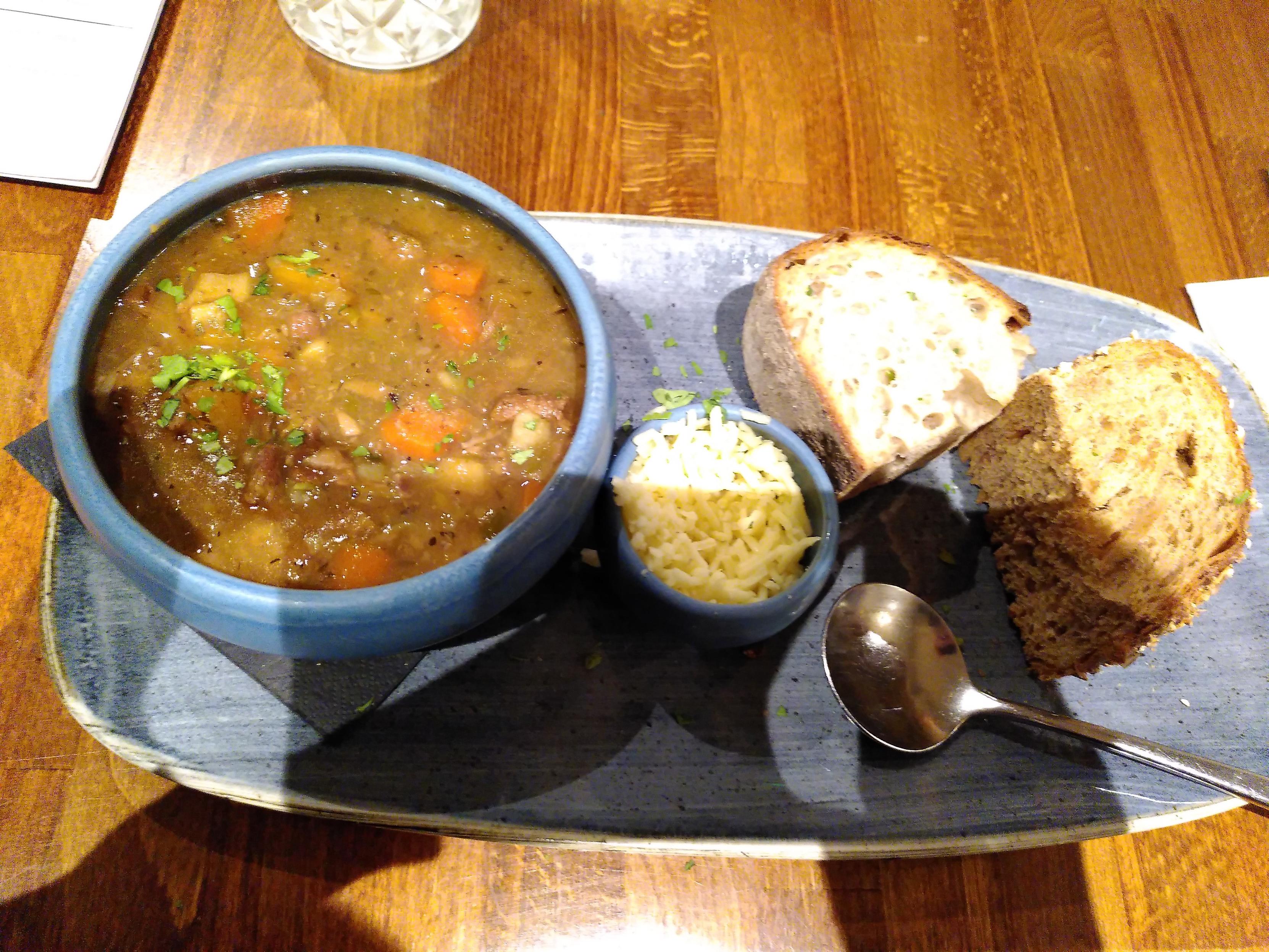 Brot uanfheòil le buntàta, curran is leigeas. Aran ' càise ri thaobh.