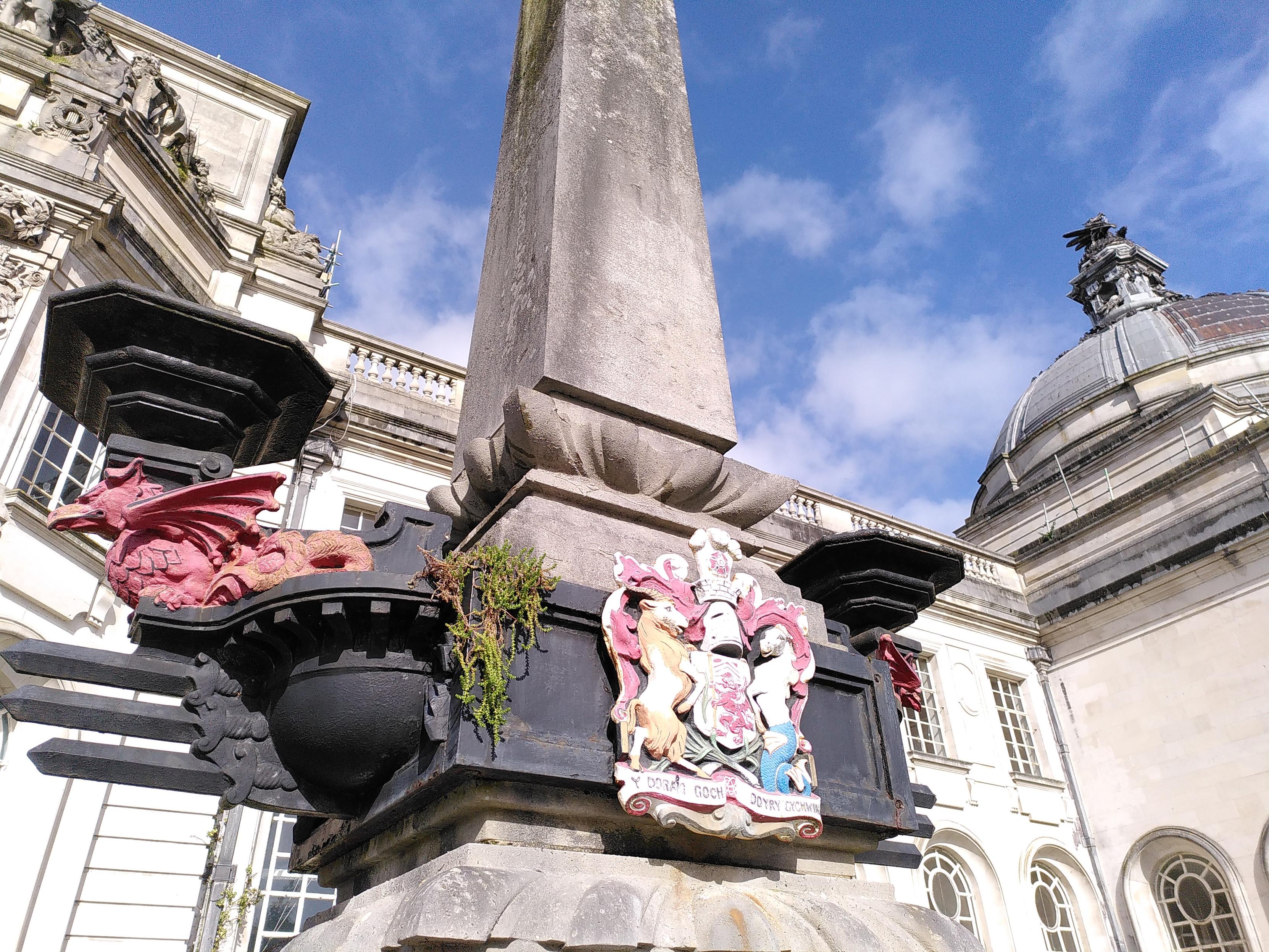 Trì dhe na dràgonan air Talla Baile Chaerdydd